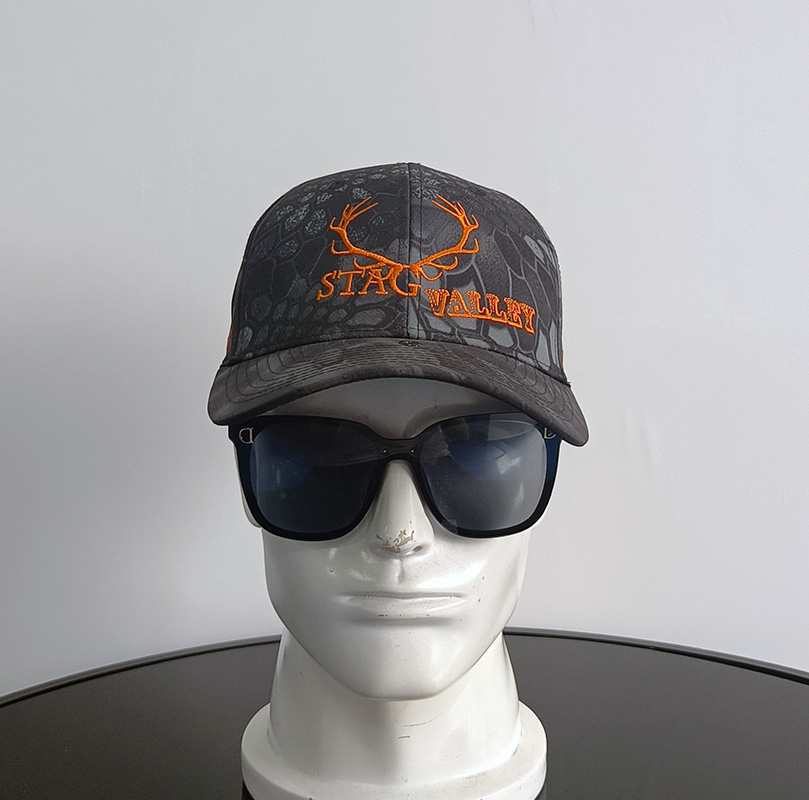 Daewen# baseball cap with gray camouflage-like pattern and embroidery