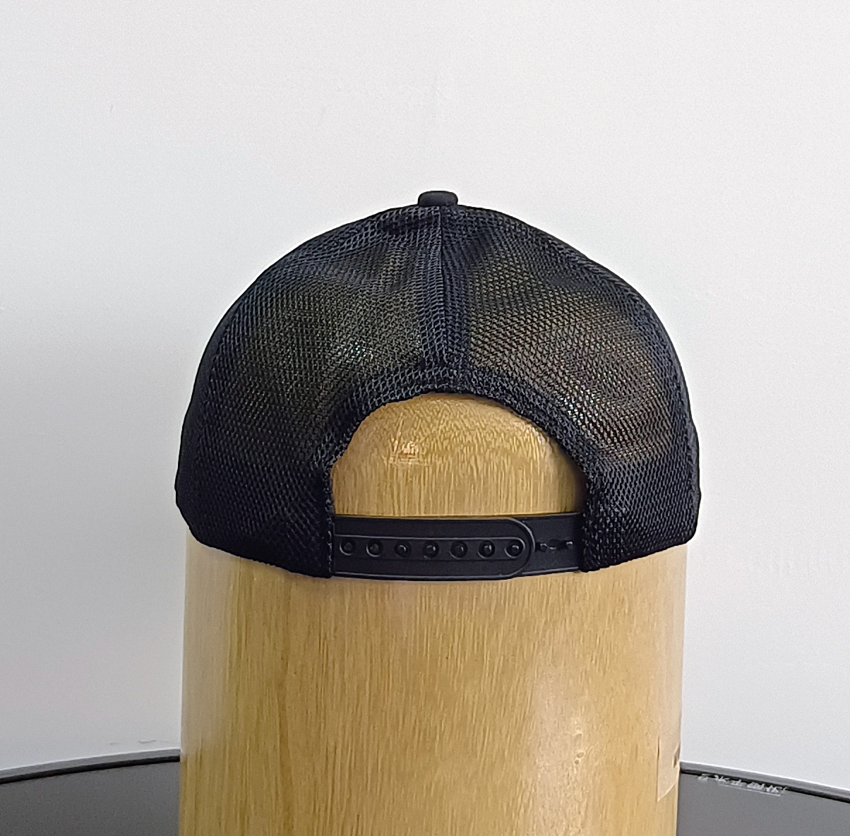 Daewen# trucker cap with metal patch and mesh back
